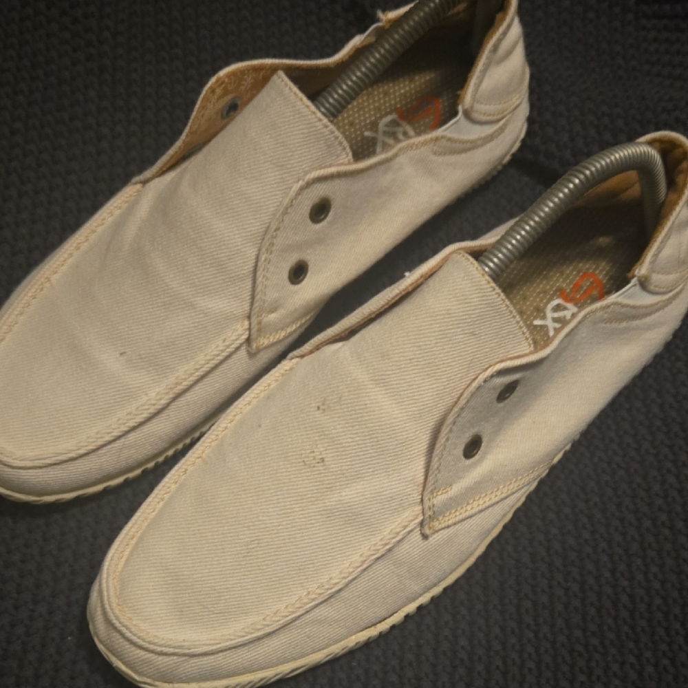 GBX Men's Cream Canvas Loafers